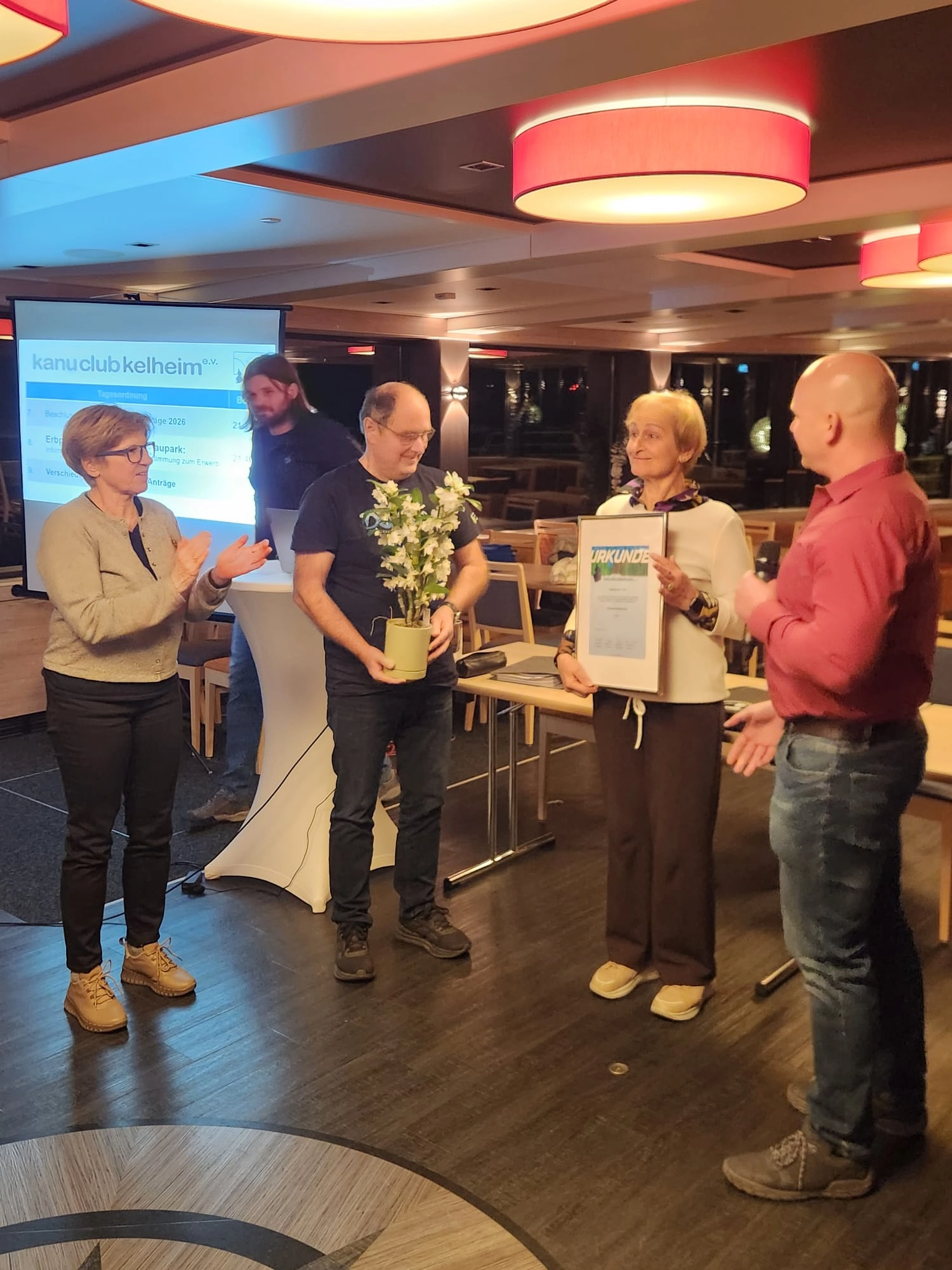 Marianne Fruth nach Übergabe der Urkunde als Ehrenvorsitzende