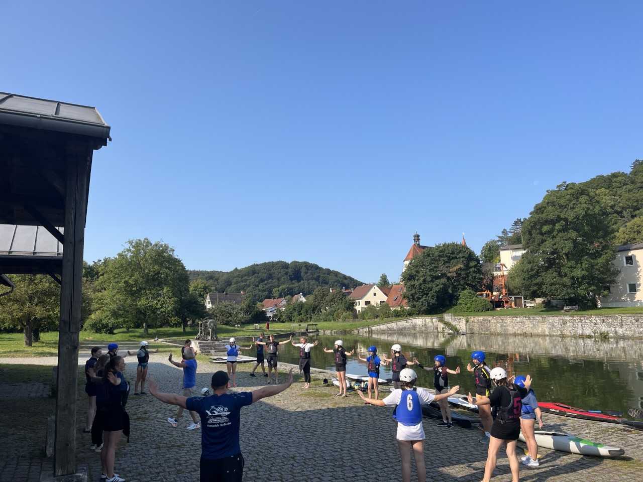 Bilder der Schülerinnen beim Aufwärmen mit unseren Betreuern.