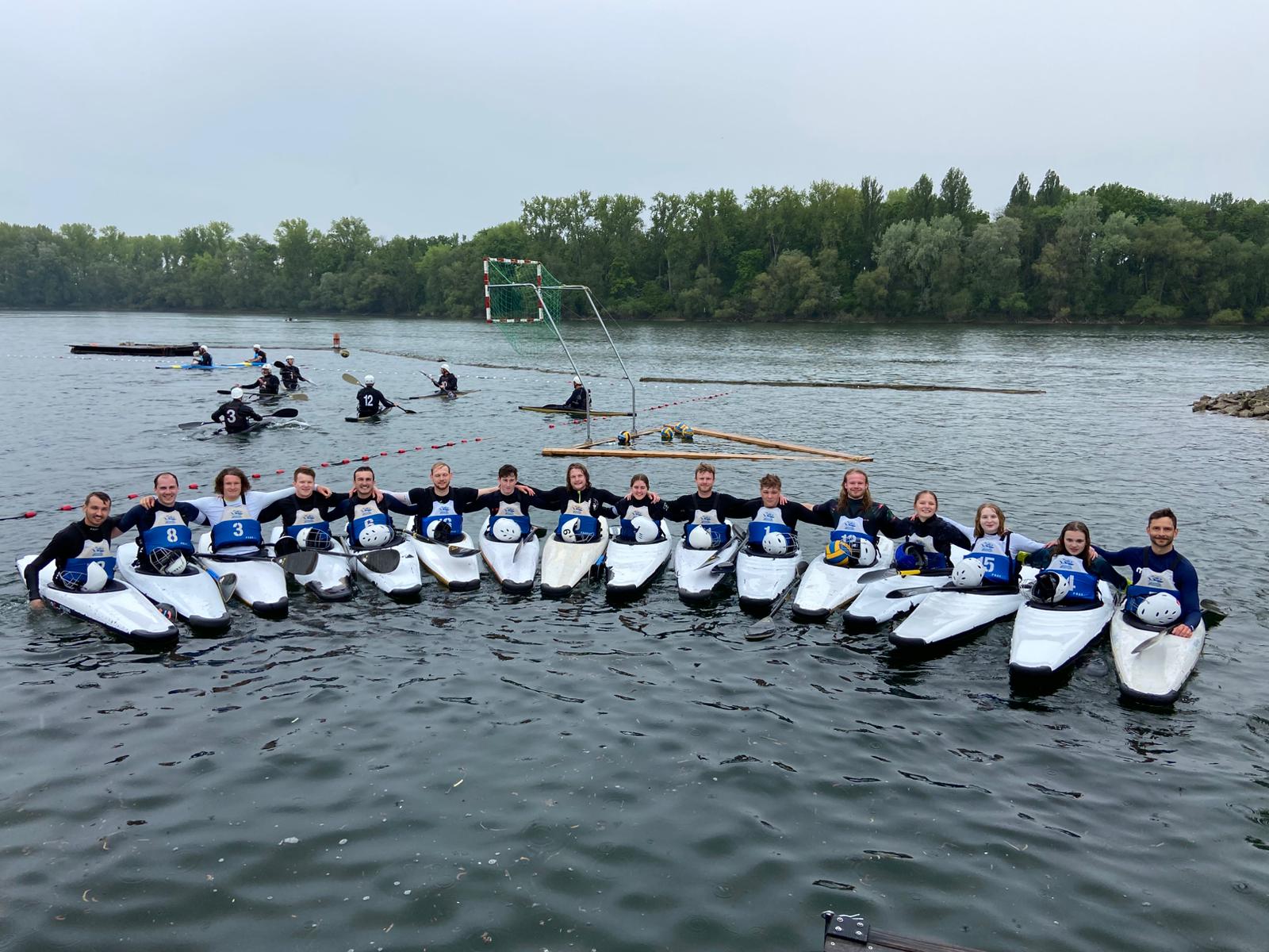 Teambild des kompletten Team des Kanu-Club Kelheim